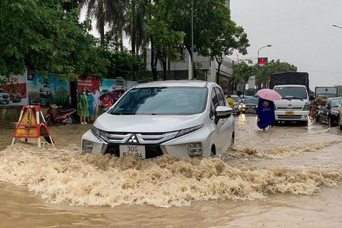 Hà Nội: Nhiều tuyến đường 'tê liệt' do bị ngập sâu