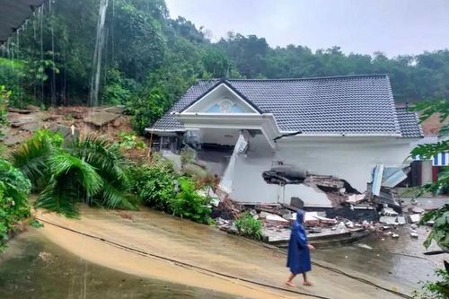 Căn nhà đổ sập trong mưa, 7 người thoát nạn