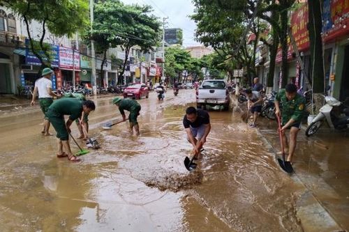 Bộ đội biên phòng tỉnh Sơn La giúp nhân dân khắc phục hậu quả bão số 2
