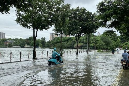 Hà Nội: Mưa ngớt từ sáng, người dân vẫn 'bì bõm' trong biển nước