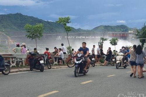 Thủy điện Hòa Bình xả lũ, nhiều người 'liều mạng' xuống tắm