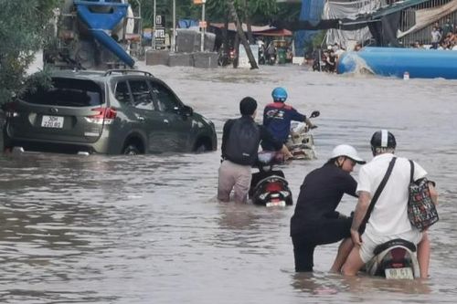 Hà Nội: Đại lộ Thăng Long tê liệt, hàng loạt ô tô chết máy, quay xe