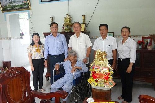 Bí thư Huyện ủy Tri Tôn thăm Anh hùng Lê Thành Cư