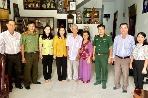 Chủ tịch UBMTTQVN tỉnh An Giang Đặng Thị Hoa Rây thăm người có công với cách mạng