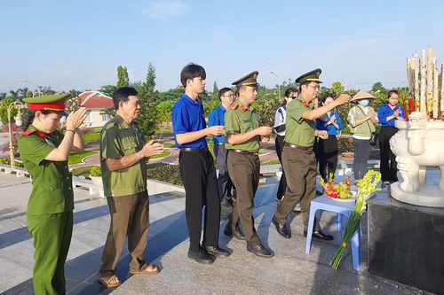 Chung tay chăm sóc phần mộ liệt sĩ tại Nghĩa trang liệt sĩ tỉnh An Giang