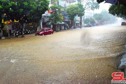 Mưa lớn khiến nhiều nơi ở Sơn La bị ngập úng