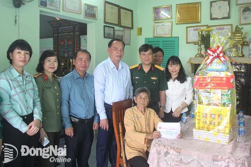 Quyền Chủ tịch UBND tỉnh Võ Tấn Đức thăm, tặng quà cho người có công tại huyện Vĩnh Cửu