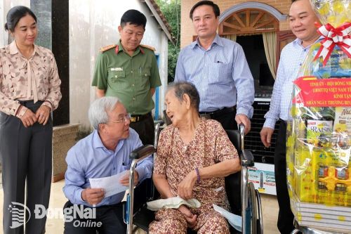 Chủ tịch Ủy ban MTTQ Việt Nam tỉnh thăm người có công tại huyện Long Thành