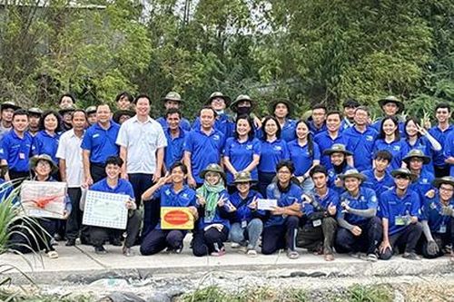 Lãnh đạo Đại học Quốc gia TP Hồ Chí Minh thăm sinh viên tình nguyện hè tại huyện Tân Hồng