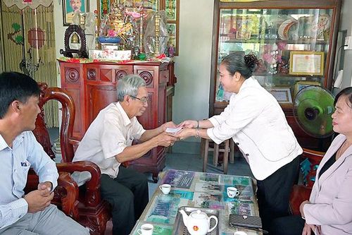 Thăm, tặng quà gia đình chính sách xã Long Hưng A