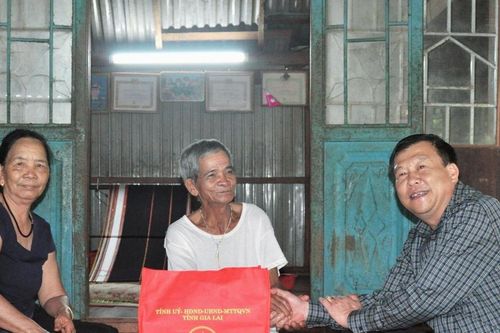 Chủ nhiệm Ủy ban Kiểm tra Tỉnh ủy thăm, tặng quà gia đình chính sách huyện Chư Păh