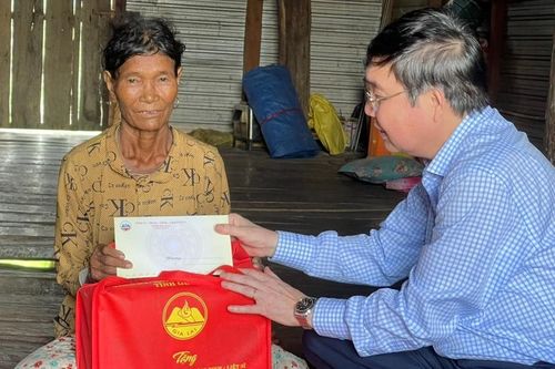 Trưởng ban Tổ chức Tỉnh ủy Huỳnh Quang Thái thăm, tặng quà gia đình chính sách huyện Ia Pa