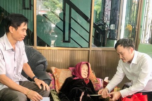 Phó Chủ tịch UBND tỉnh Nguyễn Tuấn Anh thăm tặng quà gia đình chính sách ở Krông Pa