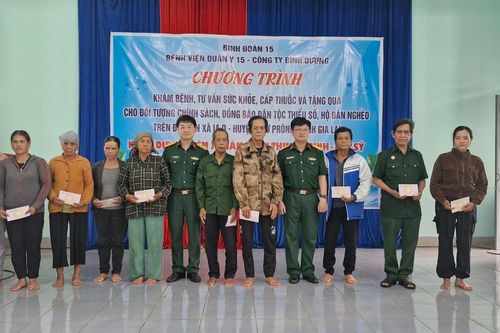 Binh đoàn 15 khám bệnh, cấp thuốc cho người dân xã biên giới Ia O