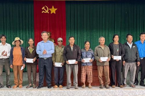 Cao su Chư Păh tặng 83 suất quà cho các gia đình chính sách dịp 27-7