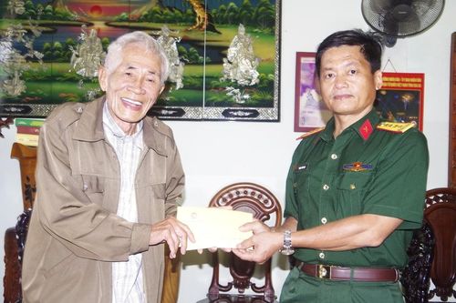 Bộ Chỉ huy Quân sự tỉnh Gia Lai thăm, tặng quà nguyên lãnh đạo Bộ Tư lệnh Quân khu 5 và thương binh, thân nhân liệt sĩ
