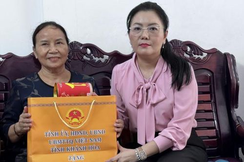 Phó Chủ tịch HĐND tỉnh Phạm Thị Xuân Trang thăm, tặng quà các gia đình có công với cách mạng ở TP. Nha Trang
