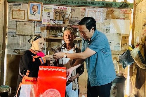 Thăm, tặng quà thân nhân người có công với cách mạng tại xã Ma Li Pho