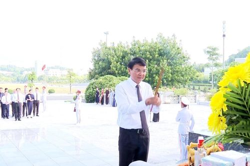Các đồng chí lãnh đạo tỉnh dâng hương nhân dịp kỷ niệm 77 năm ngày Thương binh - Liệt sĩ