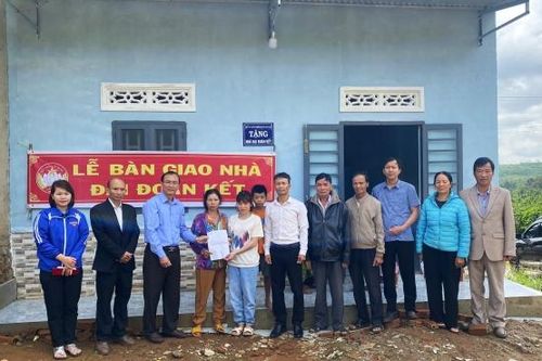Bảo Lâm: Bàn giao nhà Đại đoàn kết cho hộ nghèo đồng bào dân tộc thiểu số
