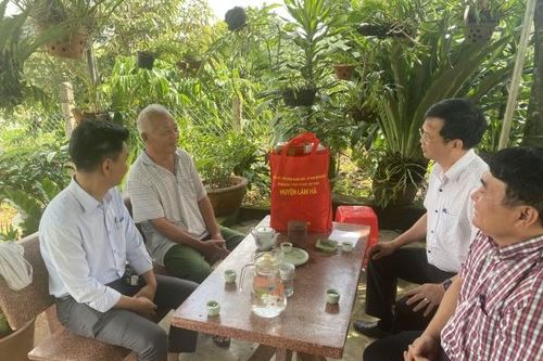 Lãnh đạo huyện Lâm Hà thăm, tặng quà các gia đình chính sách