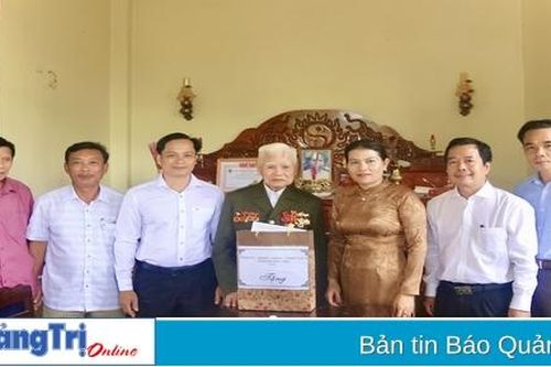 Trưởng Ban Nội chính Tỉnh ủy Ly Kiều Vân thăm, tặng quà các gia đình chính sách