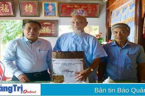 Phó Chủ tịch Thường trực UBND tỉnh Hà Sỹ Đồng thăm, tặng quà các thương binh, thân nhân liệt sĩ