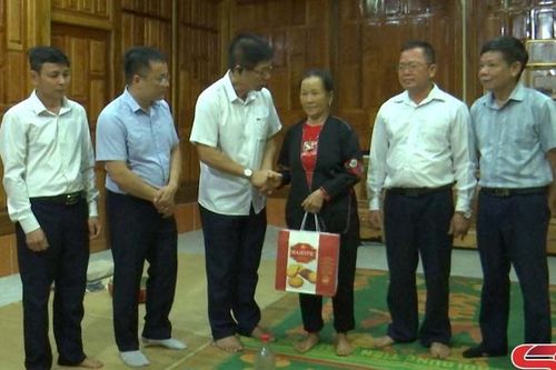 Thăm, tặng quà các gia đình có công với cách mạng tại xã Phiêng Côn