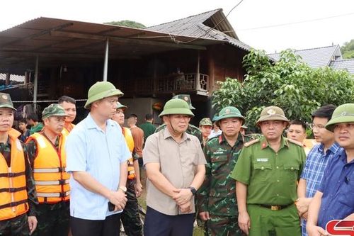 Đồng chí Phó Bí thư Thường trực Tỉnh ủy kiểm tra mưa lũ tại huyện Thuận Châu