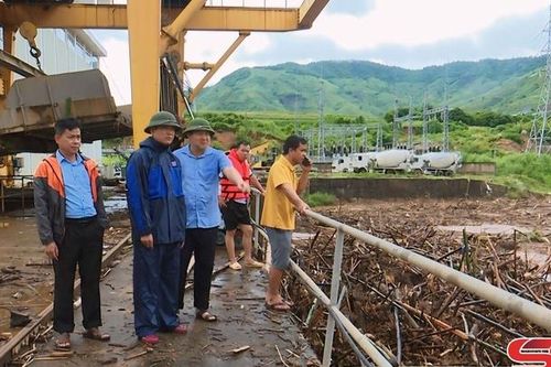 Sông Mã hỗ trợ di chuyển 12 người mắc kẹt