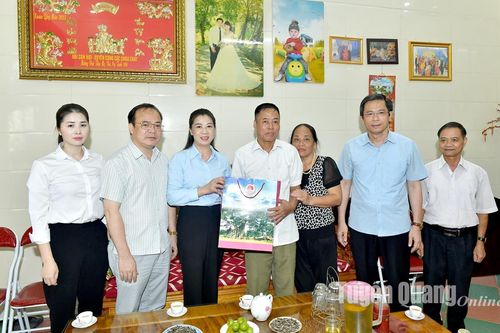 Đồng chí Phó Bí thư Thường trực Tỉnh ủy Lê Thị Kim Dung thăm, tặng quà người có công thành phố Tuyên Quang