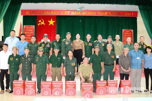 Đoàn đại biểu Quốc hội tỉnh tặng quà các gia đình chính sách tại xã Đại Phú
