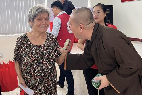 Đồng Nai: Thiền tự Phước Quang và Hội Chữ thập đỏ tỉnh tặng quà nhân ngày Thương binh - Liệt sĩ