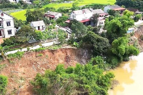 Bắc Giang: Khẩn cấp xây dựng công trình xử lý khắc phục sự cố sạt lở bờ sông Thương