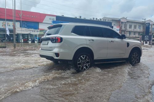 Mưa lớn nhiều tuyến đường ở huyện Thanh Trì, quận Hà Đông ngập sâu