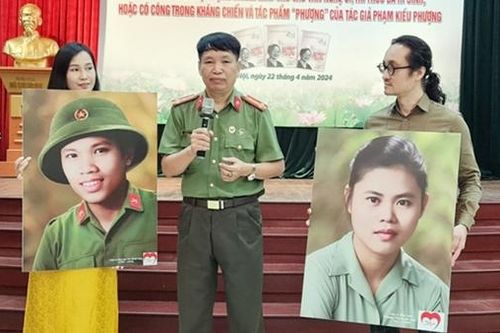 Xúc động chuyện phục dựng, trao tặng di ảnh Anh hùng liệt sĩ