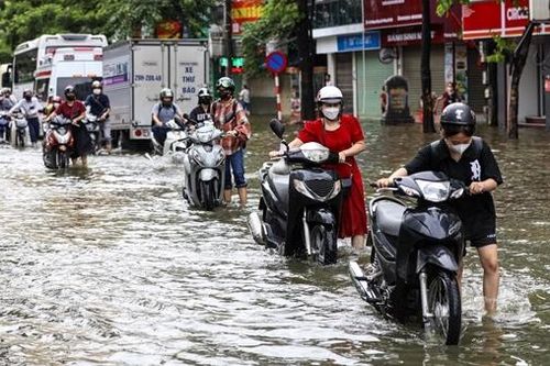 Đường phố Hà Nội vẫn ngập sâu sau mưa lớn, người dân dắt xe máy qua 'biển nước'