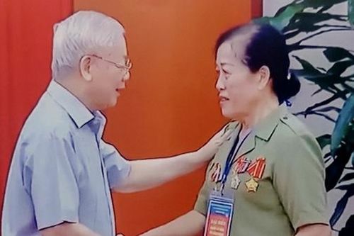 'Nữ du kích Ngã Năm' Lưu Nguyệt Hồng cùng tấm ảnh với Tổng Bí thư Nguyễn Phú Trọng