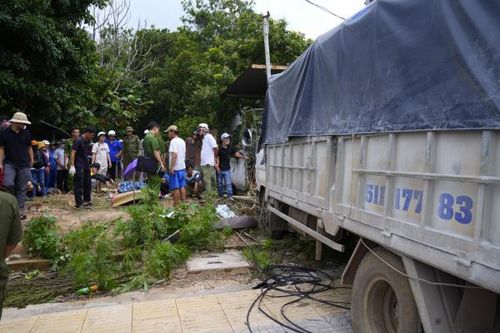 Xe tải 'ủi' nạn nhân và xe mô tô vào tường nhà dân, một phụ nữ tử vong