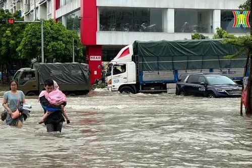Đường phố Hà Nội vẫn ngập sâu sau mưa lớn