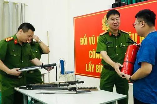 Đổi vũ khí lấy bình chữa cháy tại quận Cầu Giấy