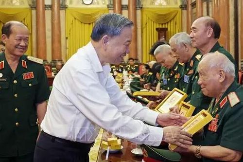 Chủ tịch nước gặp mặt Đại đoàn 305 Dù - Đặc công