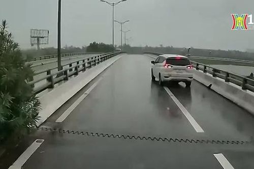 Ô tô đi lùi trên đường cao tốc Hà Nội - Thái Nguyên