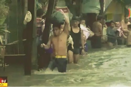 Lũ lụt gây tê liệt giao thông ở Philippines