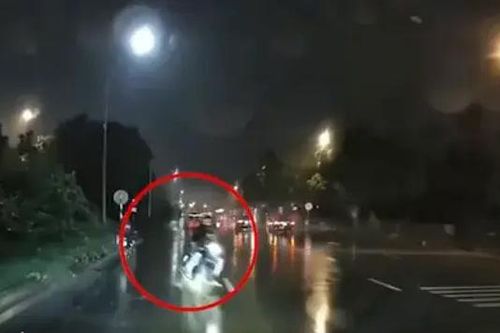 Xe máy đi ngược chiều ngã trước đầu ô tô