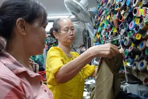 Thú vị nghề làm mới những bộ trang phục cũ