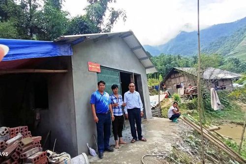 Sa Pa trao tiền hỗ trợ nhà ở cho 5 hộ nghèo dân tộc thiểu số