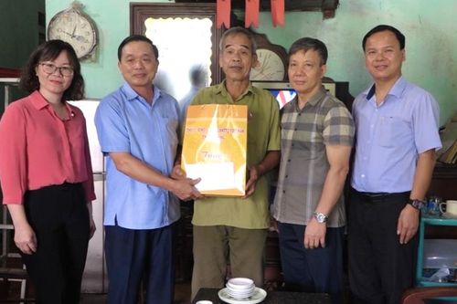 Phó Bí thư Thường trực Tỉnh ủy, Chủ tịch HĐND tỉnh Triệu Đình Lê thăm, tặng quà gia đình chính sách tại Hà Quảng