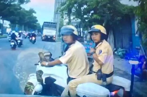 CSGT TPHCM mở đường cho ôtô đưa sản phụ sắp sinh đến bệnh viện