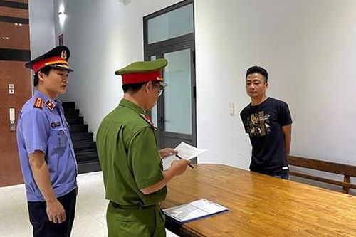 Nhóm ăn nhậu đánh người, còn liều lĩnh chống đối, đòi giật súng của công an
